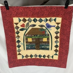 Handgefertigtes Blockhaus Vogel Herz Cottagecore gesteppt Wandbehang quadratisch 24” x 24” - Bild 1 von 15