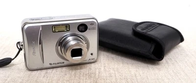 FUJIFILM FINEPIX A345 Compact Digital Camera with pouch - Image 1 of 4