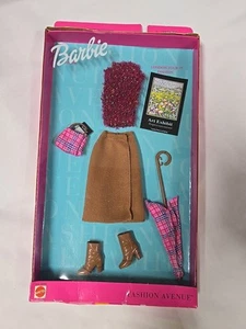 Barbie Metro London Tour Fashion Avenue Art Exhibit Outfit w/ Umbrella 2001 - Picture 1 of 7