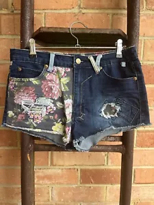 REFUGE ~ Womens Size 10 Floral Denim Shorts Frayed Low Waist Fringe Hem Pockets - Picture 1 of 3