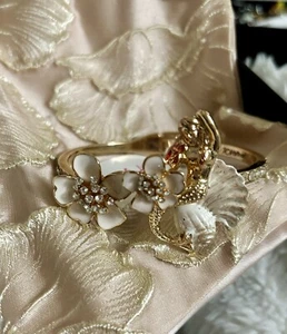 BETSEY JOHNSON Mermaid Flower & Seashell Hinged Bypass Bangle Bracelet NWT - Picture 1 of 2