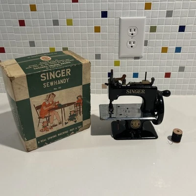 SINGER SEWHANDY No. 20 SEWING MACHINE - ORIGINAL BOX & ACCESSORIES - Image 1 of 4