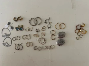 Small lot 20 pair silver toned pierced earrings + 5 misc rings + 8 random single - Picture 1 of 5