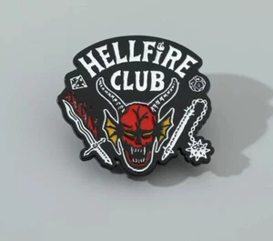 Stranger Things Hellfire Club Emaille Pin Anstecker Brosche Dungeons & Dragons D&D - Bild 1 von 4