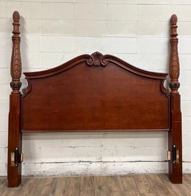 Cabecero de póster con acabado de piña tallada tradicional tamaño king Foto 1 de 4