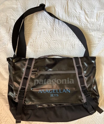 Bolso Mensajero Patagonia Agujero Negro Negro-Magellan Jets Logo Foto 1 de 4