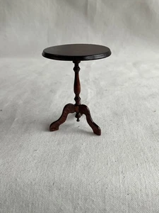 Mesa auxiliar redonda artesanal Lenor casa de muñecas miniatura hecha a mano con soporte de 3 patas - Imagen 1 de 6