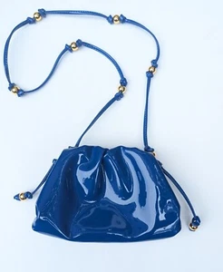 Lackleder hellblau Umhängetasche kleine Tasche Beutel mit großen Goldperlen NEU - Bild 1 von 11