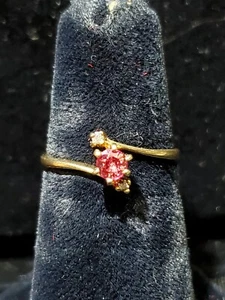 Anillo redondo de rubí y diamantes de oro amarillo de 10 quilates ** - Imagen 1 de 1