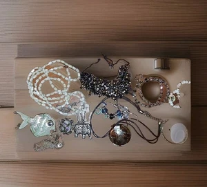 Konvolut wunderschöner Schmuck aus Nachlass, Elefant, Opalit, Kristalle, Fische und mehr - Bild 1 von 10