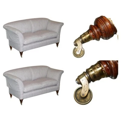 BELO PAR DE SOFÁS ANTIGOS HOWARD & SON'S VICTORIAN PORTARLINGTON TOTALMENTE RESTAURADOS - Imagem 1 de 4