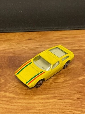 Maserati amarelo 70 anos 1980 sem marca com listras vermelhas e verdes - Imagem 1 de 4