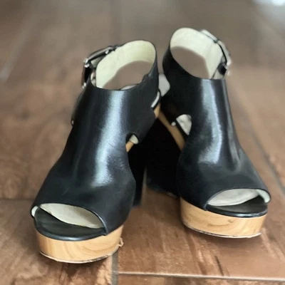 Sandalias Michael Kors Josephine para mujer de cuero negro con tacón de cuña 6,5  Foto 1 de 4