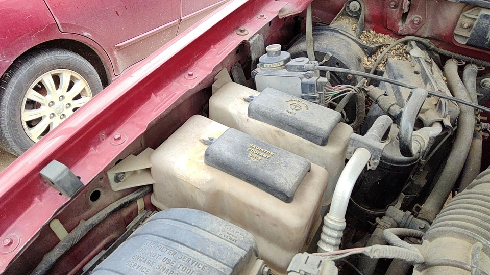 1998-2001 Mazda B2500 Windshield Washer Fluid Reservoir With Pump Oem Wiper Tank - Image 1 of 4