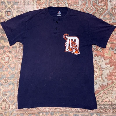 Camisa Detroit Tigers Para Hombres Grande Majestuosa 2 Botones Henley Azul Marino Desteñida MLB Foto 1 de 4