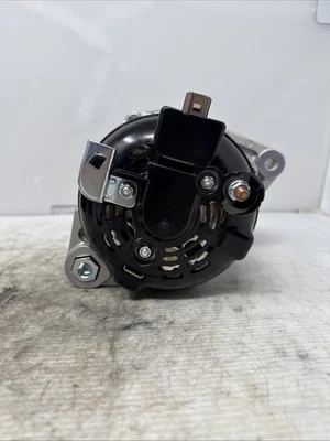 *HAS MARKS & BROKEN PLASTIC* Honda Accord L4 2.4Liter 08-12 Alternator - Image 1 of 4