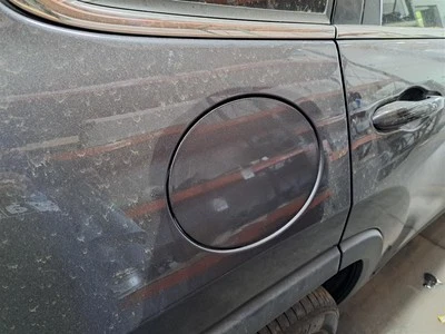 Porta de enchimento de combustível 2019 Cherokee Sku#4133665 - Imagem 1 de 4