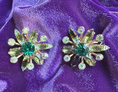 Pendientes de clip vintage de diamantes de imitación de zafiro esmeralda con estrás verde tono dorado Foto 1 de 4