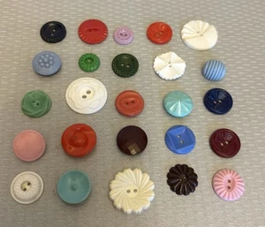 Lote de 25 botones de plástico vintage COLT Rock bonito color tamaño surtido colección - Imagen 1 de 12