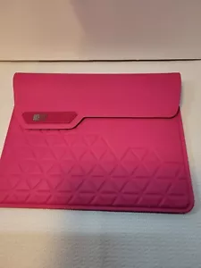CaseLogic pink iPad/ tablet water resistant sleeve/ pouch (fits upto 10") - Picture 1 of 3