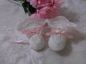 Handgefertigte, gehäkelte Babyschuhe - weiß mit rosa Bändern - Bild 1 von 2