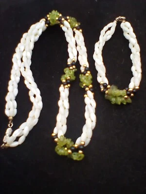 JUEGO DE COLLAR/PULSERA VINTAGE DE MADREPERLA CON CUENTAS Y CHIP DE PERIDOTO Foto 1 de 4