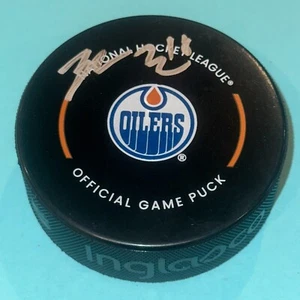 ZACH HYMAN Signed Edmonton OILERS Official GAME Puck Beckett (BAS) - Imagen 1 de 3
