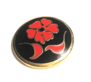 Flor roja sobre botón de metal dorado esmaltado negro, marca de fondo LaMode - Imagen 1 de 3