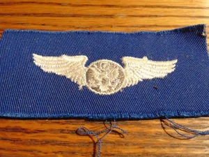 UNITED STATES AIR FORCE ANGEWORBENES FLIEGERFLUGZEUGBESATZUNGSABZEICHEN AUF ULTRAMARINBLAUEM RÜCKEN - Bild 1 von 2