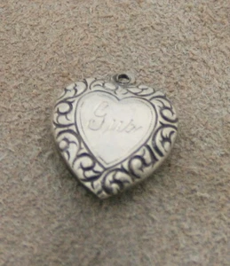 DIJE CORAZÓN HINCHADO PLATA ESTERLINA VINTAGE - Borde de remolinos ambos lados y Engr. - Imagen 1 de 2