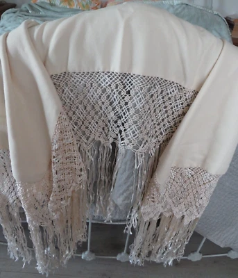 DE COLECCIÓN EXQUISITO CHAL DE PIANO DE LANA CREMA CON EMBOIDERY Y FLECOS Foto 1 de 4