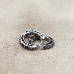 Orecchini a cerchio Pandora in argento sterling con cuore pavè (296317CZ) *Usati* - Foto 1 di 3