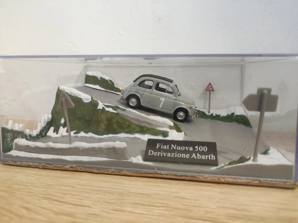 Diorama Modellino Fiat Nuova 500 Derivazione Abarth - 1:43 Hachette  - Immagine 1 di 3