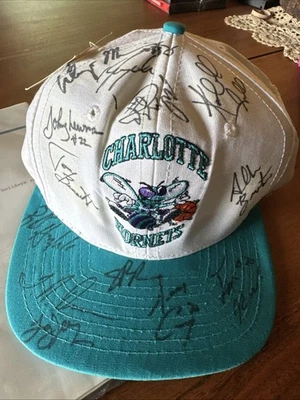 Sombrero Charlotte Hornets 1992 vintage firmado por todo el equipo con carta nuevo Foto 1 de 4