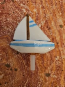 Nora Fleming Mini Segelboot "Sail Me Away" A136 Retired Brandneu - Bild 1 von 3