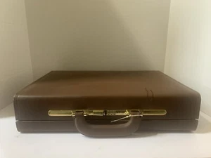 Savaage Solo Brown Vegan Leather Briefcase Portfolio Presto Lock New - Picture 1 of 24