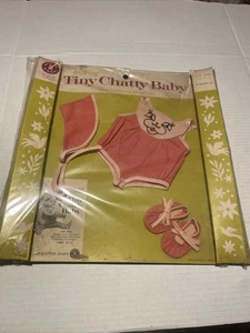 NUOVO! Tiny Chatty Baby Doll Fun Time rosa pagliaccetto vestito cappello stivaletti vintage 1962 - Foto 1 di 11