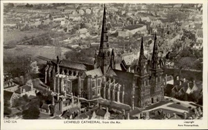 Postkarte Kirchen Bauwerke ~1950 LICHFIELD Cathedral Aerial View Luftaufnahme - Picture 1 of 2
