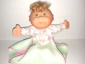 1995 Baby Cabbage Patch Bambola Capelli Biondi Coperta Fascia Occhi Verdi Mattel - Foto 1 di 10