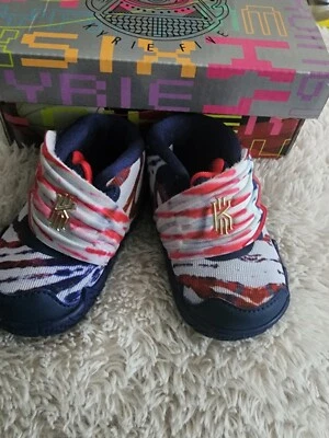 Zapatilla deportiva Nike Kyrie Kybrid S2 TD What The USA roja blanca azul dorada talla 2C infantil Foto 1 de 2