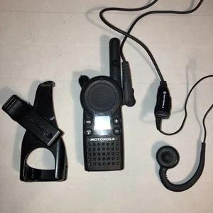 Motorola CLS1410 4 Channel UHF Two-Way Radio W/ Earpiece Microphone Waist Clip - Picture 1 of 5