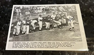 1956 Yogi Berra Autograph World Series Wire Photo New York Yankees - Picture 1 of 2