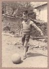 Vintage italienische Schnappschussfotografie Junge mit Fußball Rubino Franco 1948