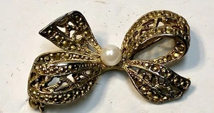 Broche/pin estilo cinta vintage imitación perla tono dorado - Imagen 1 de 9