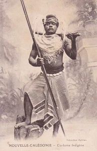 Nouvelle-Calédonie - Costume indigène Nouméa Océanie arme Kanak Tribal Canaque - Picture 1 of 2