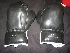 BRAND NEW NEVER USED 100% AUTHENTIC 6OZ YOUTH SYNTHETIC BOXING GLOVES BLACK NICE - Picture 1 of 2