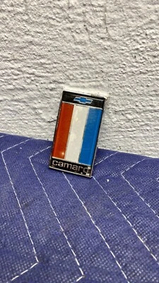 Chevrolet Camaro 1975-1977 panel de cabecera emblema maletero insignia RS Chevy de colección nuevo en stock Foto 1 de 3