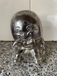Banco de monedas de metal moderno de mediados de siglo sentado en la pared Humpty Dumpty - Imagen 1 de 7