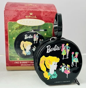 Hallmark Ornament Barbie 1962 Negro Hatbox Muñeca Estuche De Colección 2000 Recuerdo de Navidad - Imagen 1 de 5