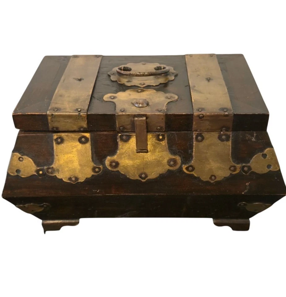 Antiguo joyero chino de madera encuadernado en latón forro de escritura estilo dinastía Qing Foto 1 de 4